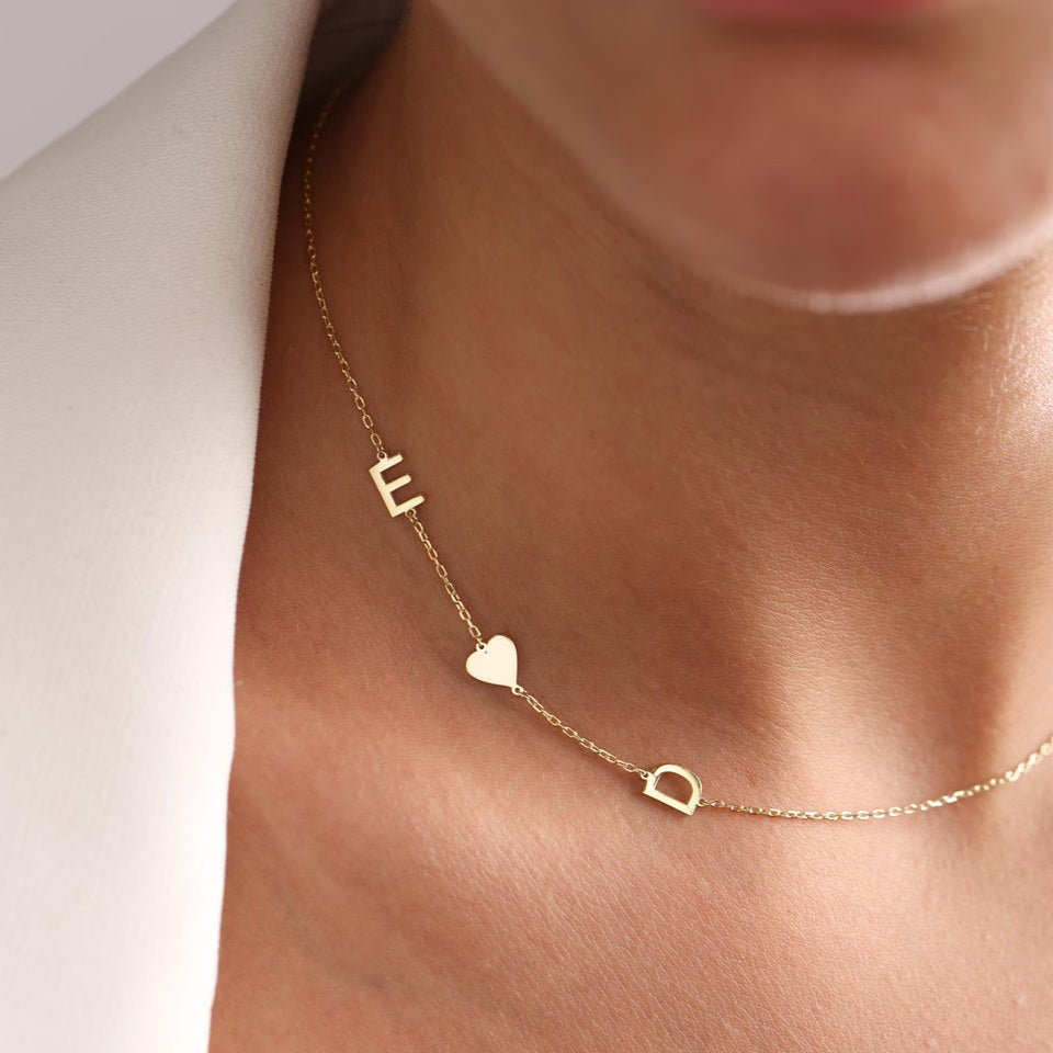 Amoretta Initialen-Kette mit zwei Buchstaben und Herzanhänger, in Gold am Hals getragen