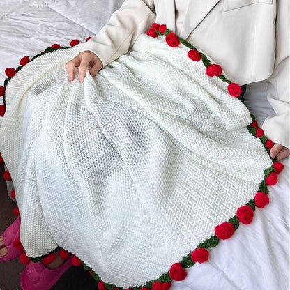 Fleurina Rosen-Kuscheldecke in Rot, aufgeklappt als weiche Decke
