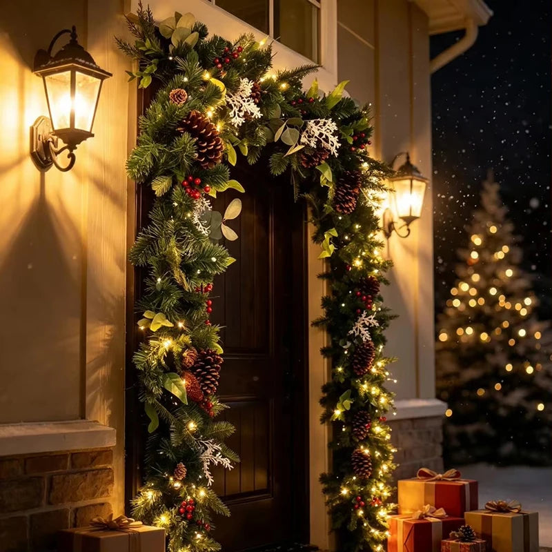 Tuer mit Weihnachtsgirlande und Lichterkette am Abend