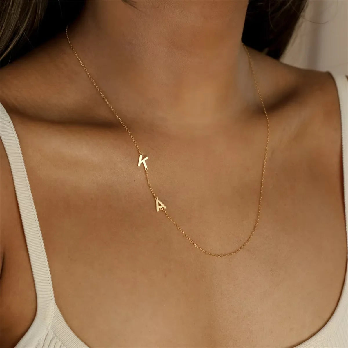 Amoretta Initialen-Kette mit den Buchstaben K und A, seitlich am Hals getragen, in Gold, Detailansicht