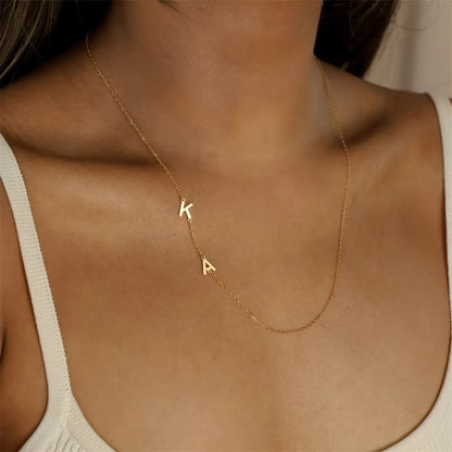 Amoretta Initialen-Kette mit den Buchstaben K und A, seitlich am Hals getragen, in Gold, Detailansicht