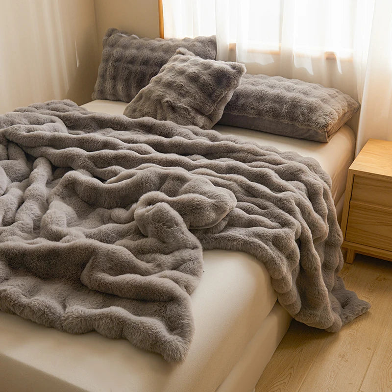 Kuschela – Flauschige Wohndecke aus Kunstfell