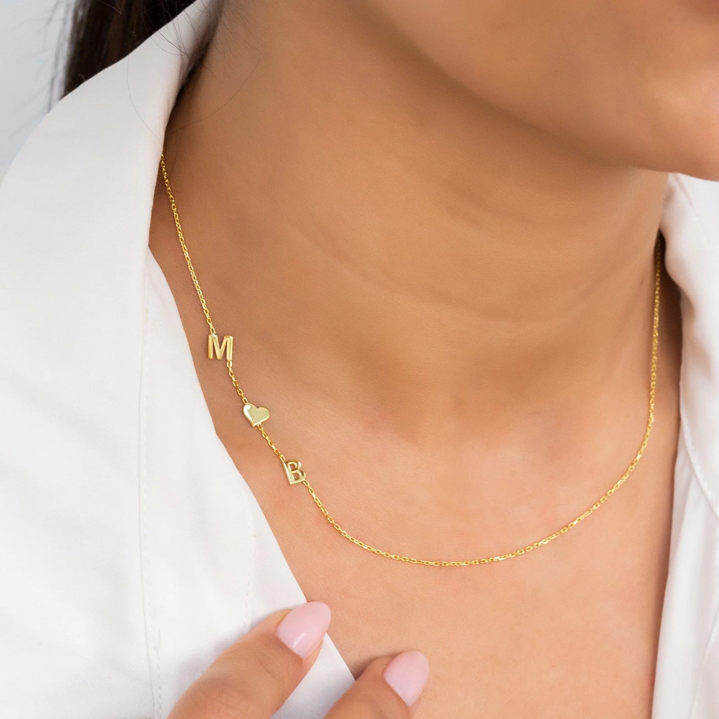 Amoretta Initialen-Kette mit Buchstaben M und B und Herzanhänger, in Gold am Hals getragen