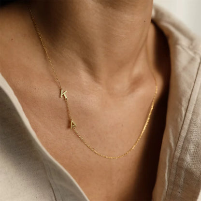 Amoretta Initialen-Kette mit den Buchstaben K und A, seitlich am Hals getragen, in Gold