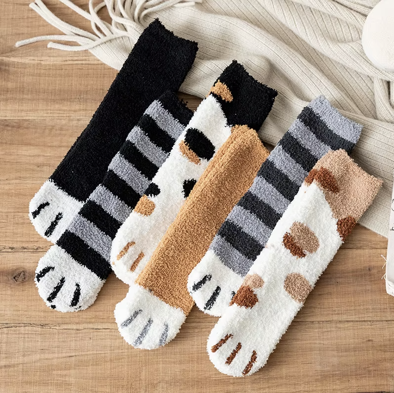 Flauschige Katzenpfoten-Socken