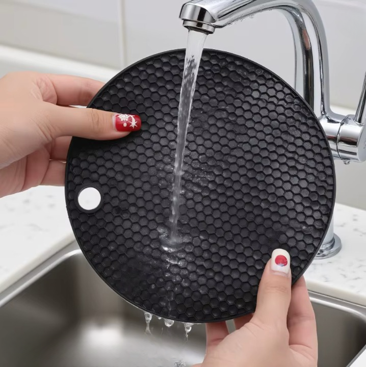 MultiFlex – 5-in-1 Silikon-Küchenmatte & Untersetzer