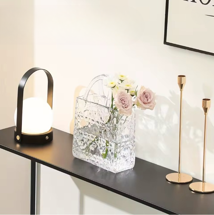 Vase de Luxe – Designer Handtaschen-Vase aus Glas