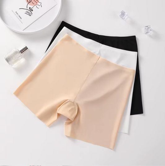 Hoch taillierte Seidenunterwäsche