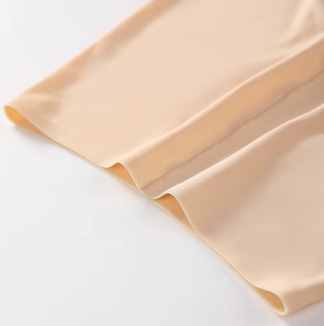 Hoch taillierte Seidenunterwäsche