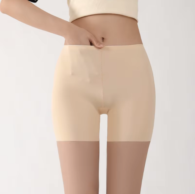 Hoch taillierte Seidenunterwäsche