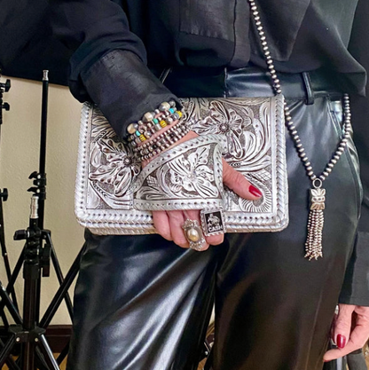 Silver Flower Dance - Clutch im westlichen Stil