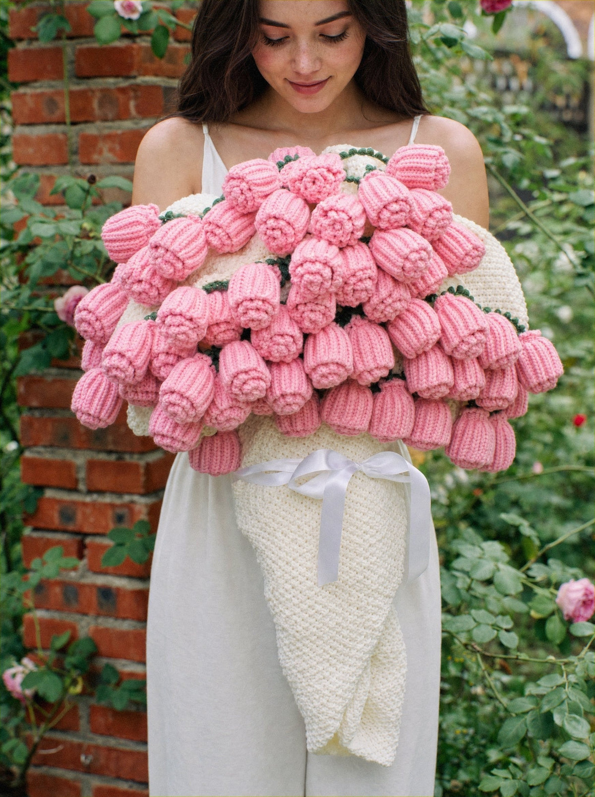 Fleurina Rosen-Kuscheldecke in Rosa, als Blumenstrauß gehalten