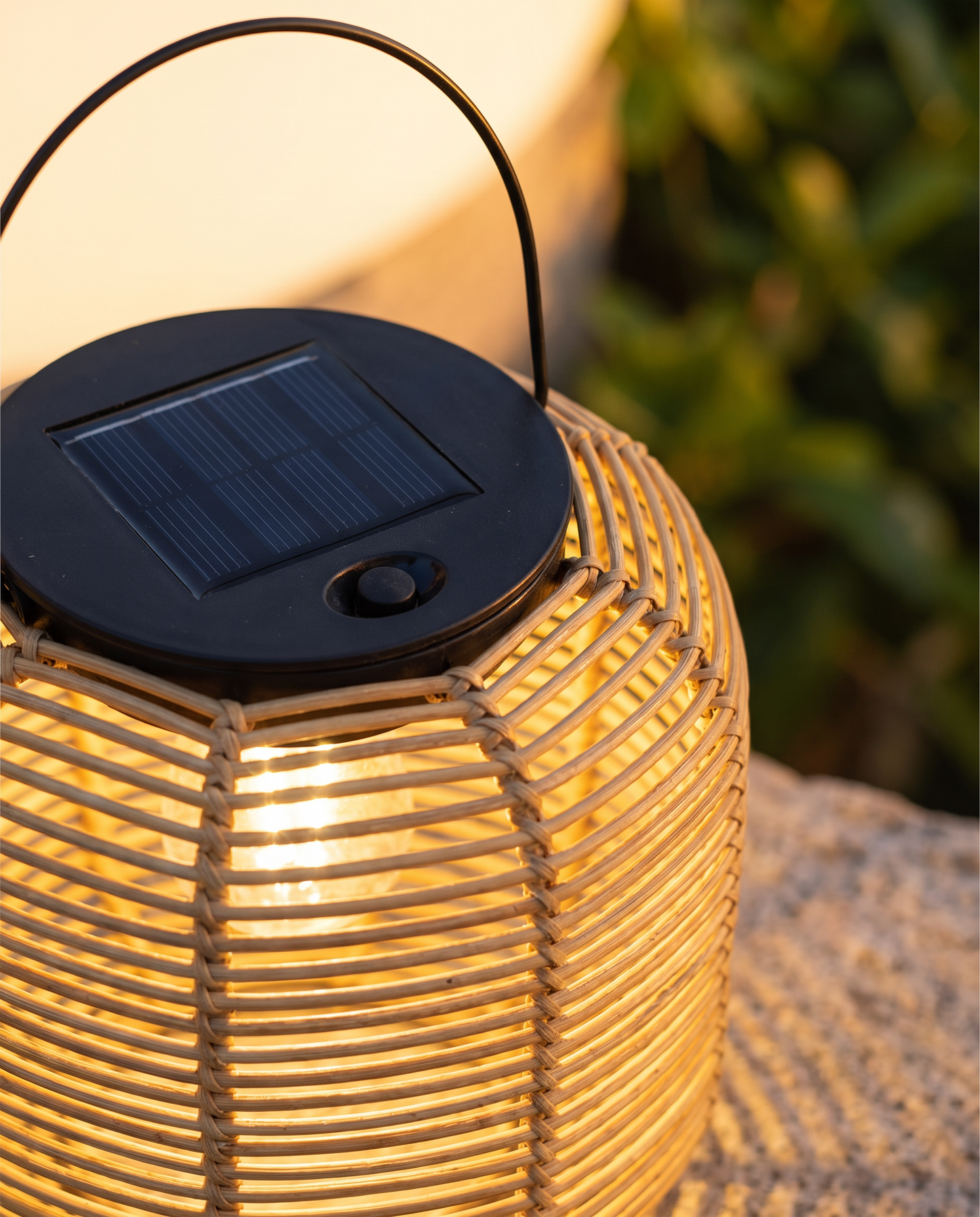 Solera – solarpaneel detail en lantaarn bij schemering