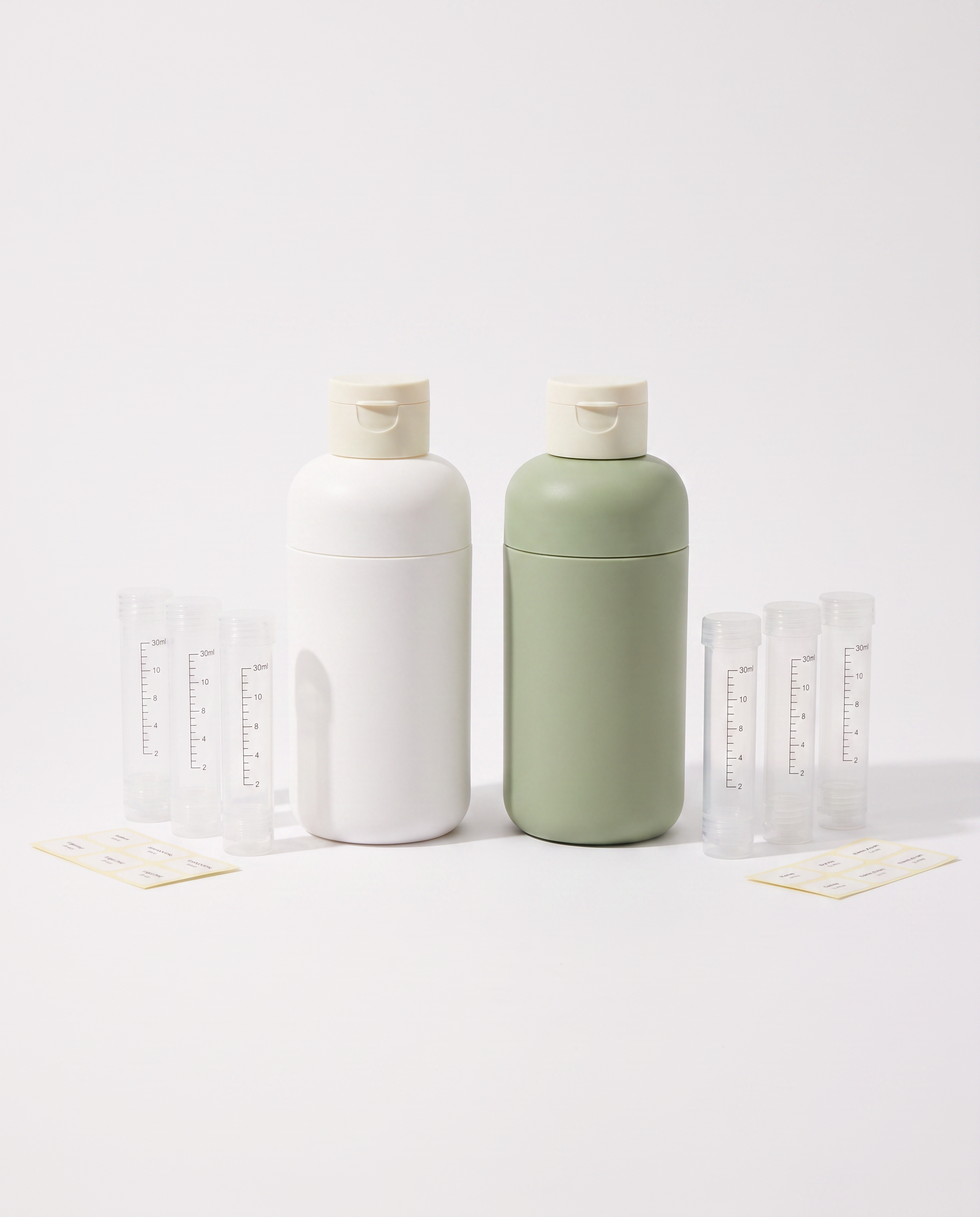 Voyalis 4-in-1 Reise-Dispenser in Elegant Weiß und Matcha-Grün nebeneinander mit Nachfüll-Tuben