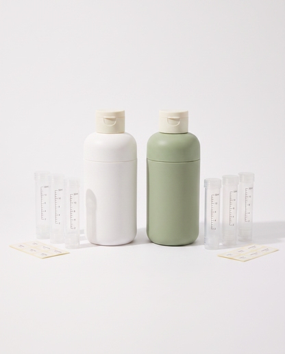 Voyalis 4-in-1 Reise-Dispenser in Elegant Weiß und Matcha-Grün nebeneinander mit Nachfüll-Tuben