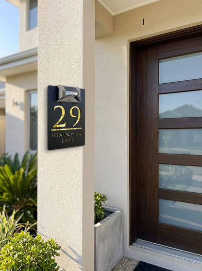 Personalisiertes Solar-Hausnummernschild am Hauseingang