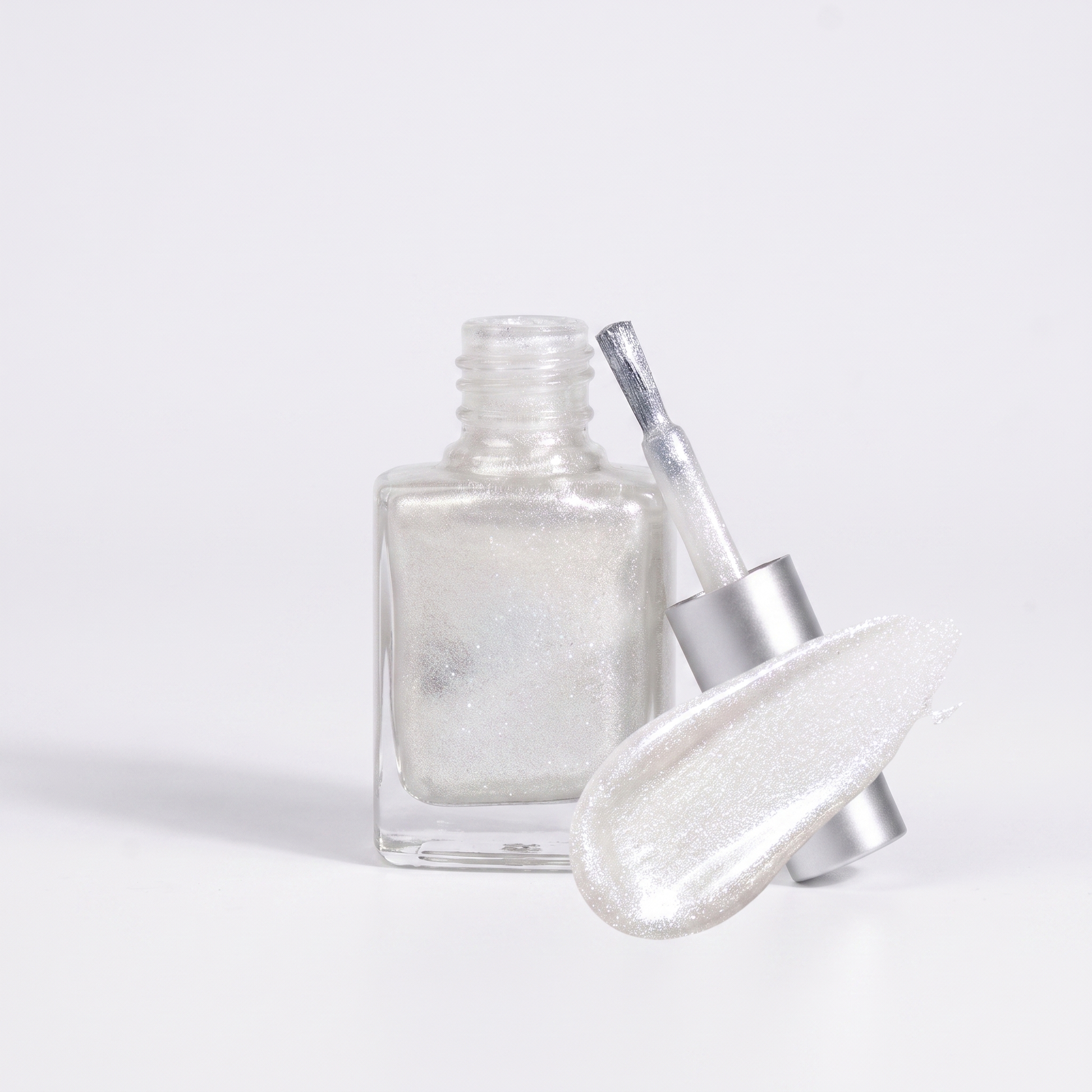 Perlissa Glitzer-Nagellack Perlmutt-Weiß, geöffnete Flasche mit Pinsel und Farbabstrich, auf neutralem weißen Hintergrund