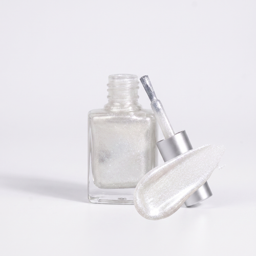 Perlissa Glitzer-Nagellack Perlmutt-Weiß, geöffnete Flasche mit Pinsel und Farbabstrich, auf neutralem weißen Hintergrund