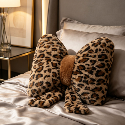 Leovana Leoparden-Schleifenkissen auf Bett